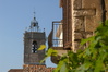 Die alte Kirche mit dem typischen Glockenstuhl