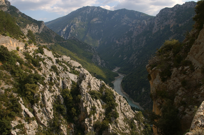 Die Strasse führt auf halber Höhe durch den Canyon