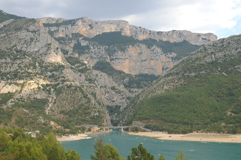 Hier fliesst der Verdon in den Lac de Saint-Croix