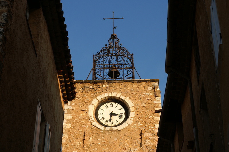 Auch hier findet sich der für die Provence typische Glockenstuhl