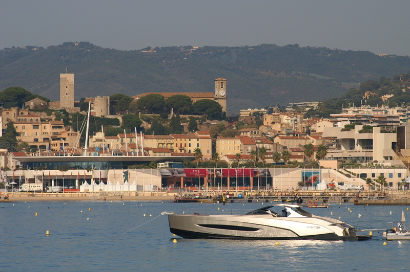 Die alte Burg und die Notre Dame de l'Esperance