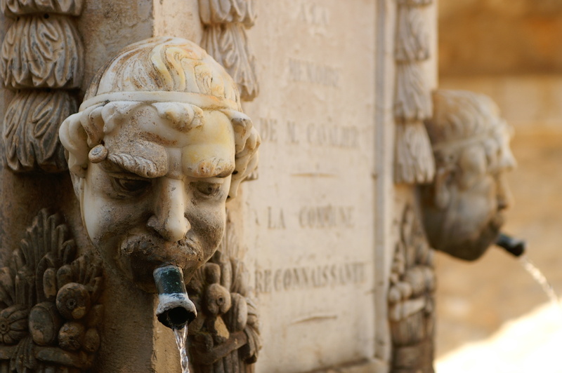 Ein Brunnen vor der Festung