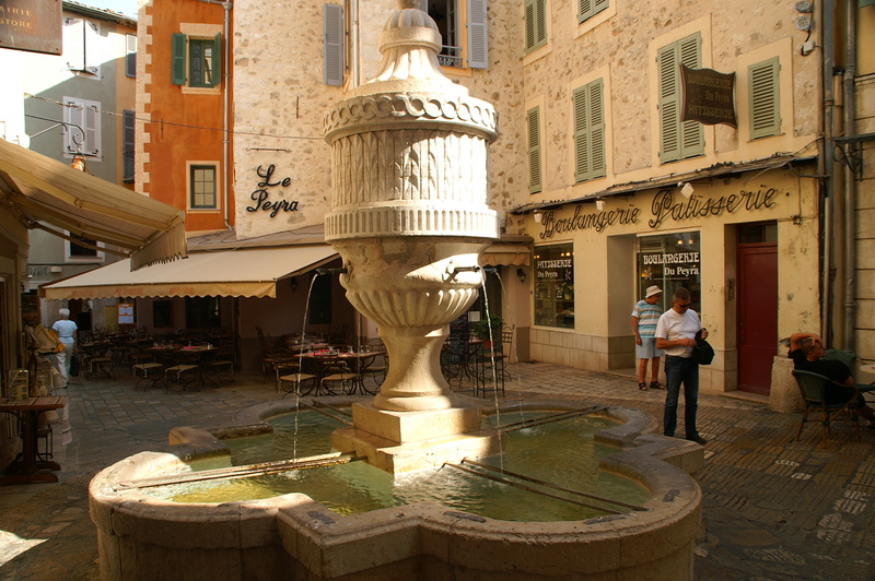 Place du Peyra mit dem Brunnen
