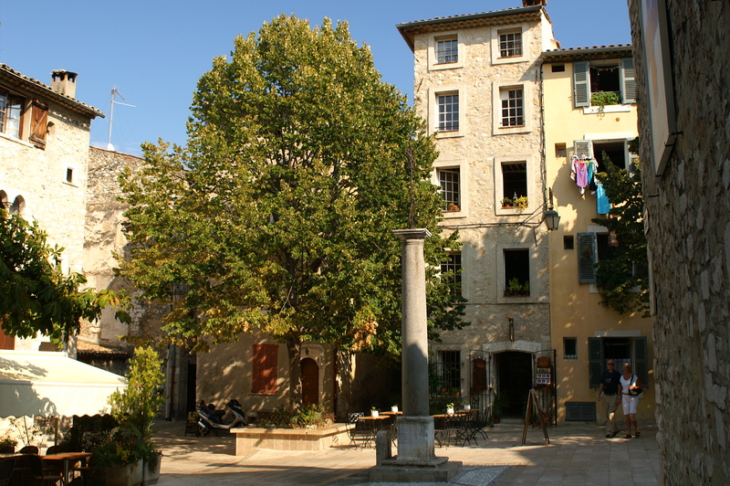 Place Godeau mit einer römischen Säule