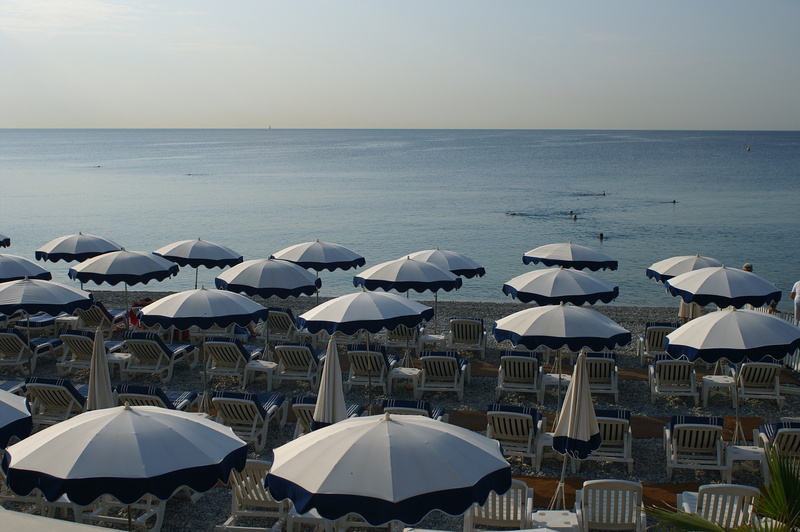 Der Kiesstrand und die Baie des Anges