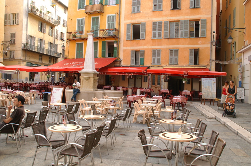 Der Platz vor der Kathedrale Ste-Reparate